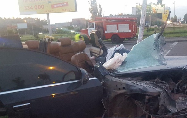 У Києві Audi, тікаючи від поліції, врізалося в стовп