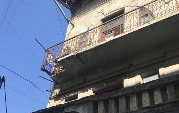 В Івано-Франківську померла жінка, під ногами якої обвалився балкон