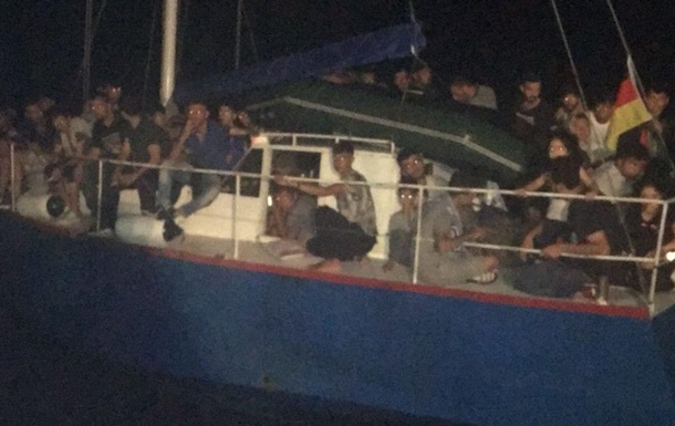 В Италии задержали украинскую яхту с 71 мигрантом