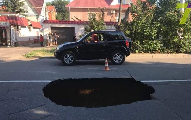 В Одесі посеред дороги утворилася величезна яма