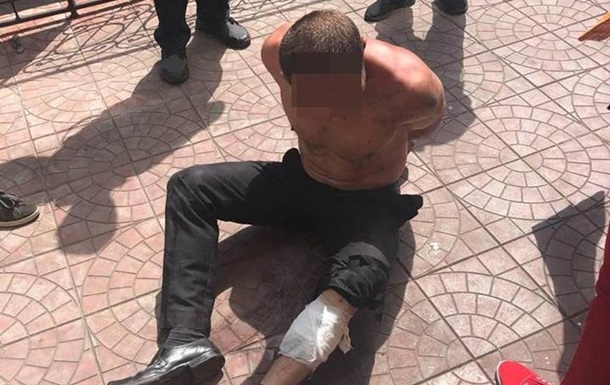 В Киеве мужчина с ножом бросался на копов