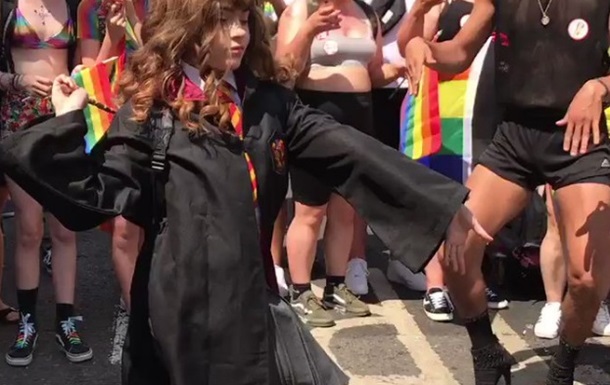 Танцующая на гей-параде Гермиона взорвала Сеть