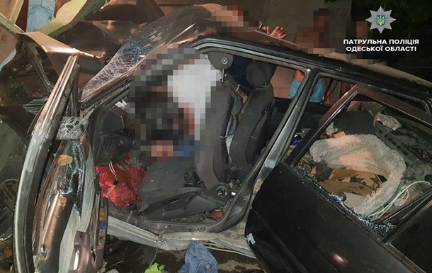 В Одесі машина врізалася в стіну будинку: загинула дитина