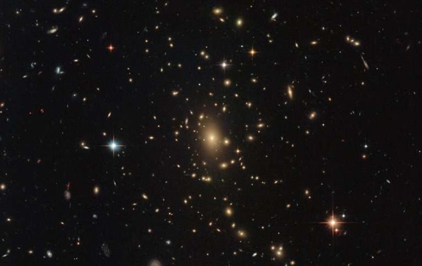 Hubble показал фото кластера из тысяч галактик
