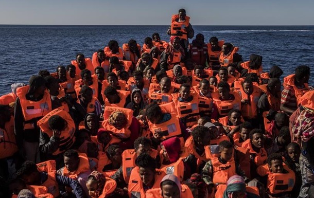 Італія дозволила висадити на берег 450 врятованих мігрантів