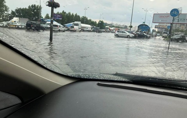 У Києві сильний дощ затопив дорогу