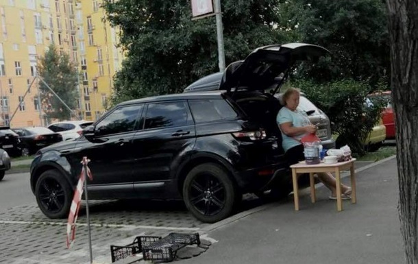 У Києві помітили пенсіонерку, яка торгувала сливами з Range Rover 