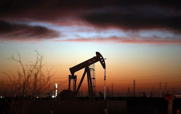 Нефть дешевеет на сигналах роста запасов в США
