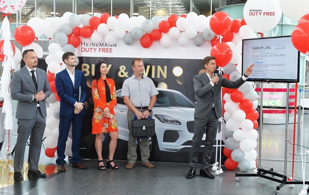 Компанія Heinemann Duty Free вручила переможцю промо-акції Buy & Win новий Jaguar E-Pace