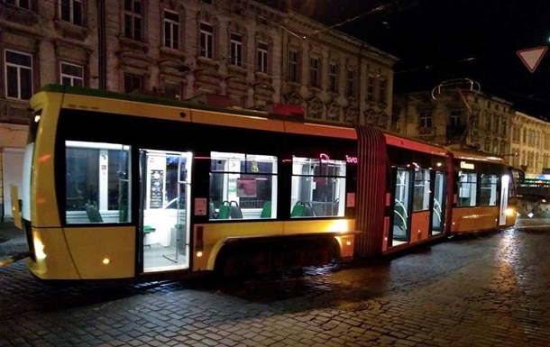 Во Львове трамвай сошел с рельсов