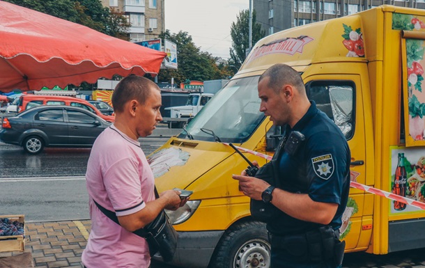 В Киеве продавец шаурмы ранил ножом посетителя
