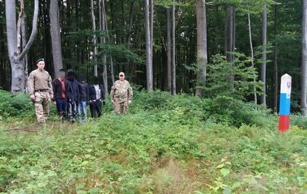 На кордоні зі Словаччиною затримали групу нелегальних мігрантів