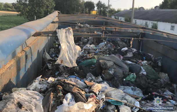 В Черкасской области обнаружили две фуры со львовским мусором