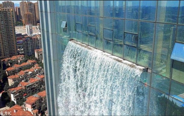 У Китаї на хмарочосі створили 100-метровий водоспад