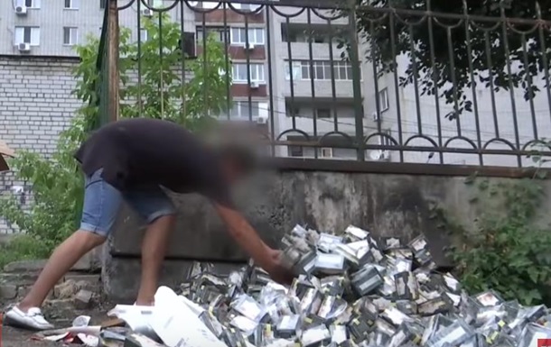 В Днепре на мусорнике нашли сотни коробок чая
