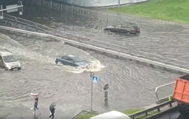 У Києві злива підтопила дороги