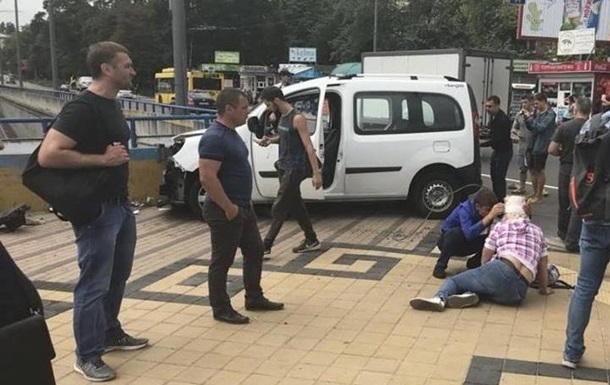 ДТП у Києві: авто влетіло в пішоходів, є жертви