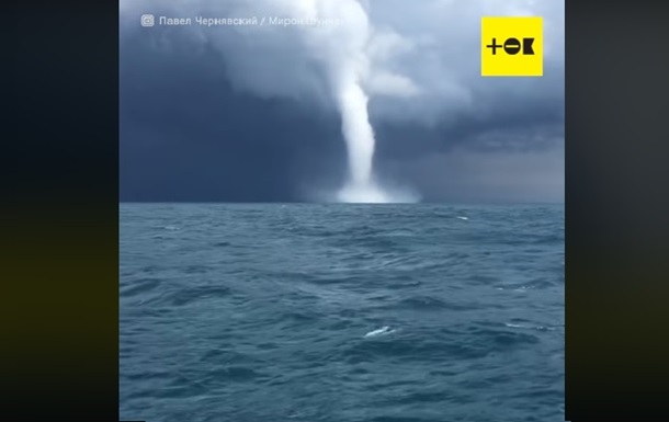 Два смерча в Черном море сняли на видео