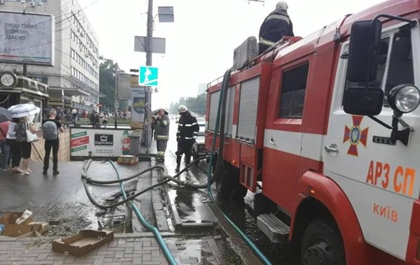 Спасатели ликвидируют в Киеве последствия непогоды