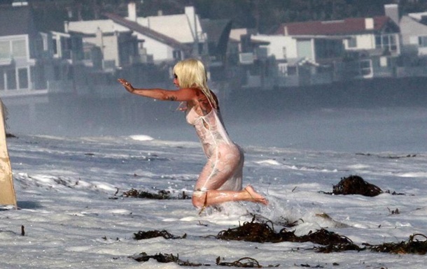 Напівгола Леді Гага позувала в океані