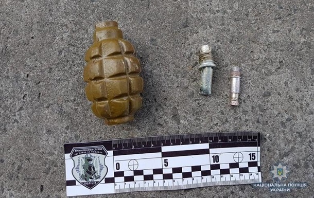 У Києві на Подолі перехожі знайшли гранату