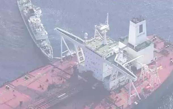 Біля берегів Японії загорівся танкер з нафтою