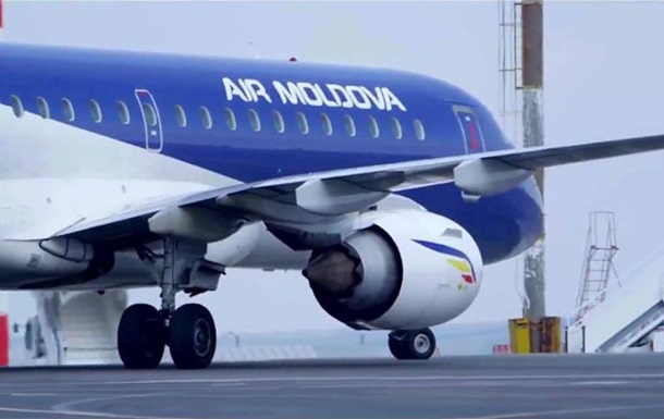 В літака Air Moldova під час польоту тріснуло лобове скло