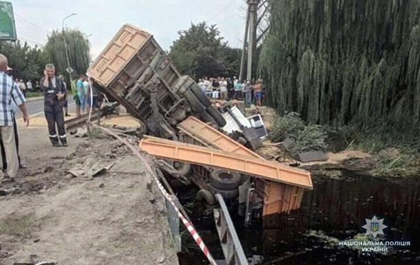 У Хмельницькій області вантажівка з зерном впала з моста