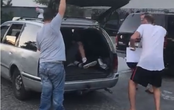 Одеський таксист завантажив людей у багажник
