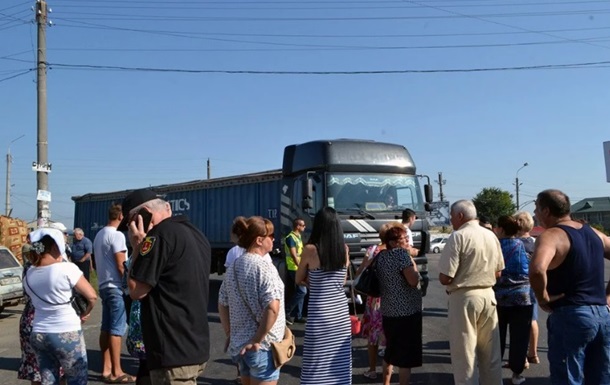 Под Одессой люди перекрыли дорогу: протестуют против проезда фур