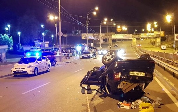 В Киеве Skoda въехала в три машины, погиб мужчина