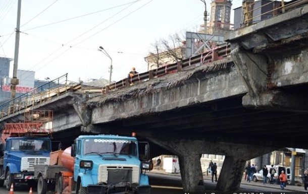 В Киеве начали разбирать Шулявский мост