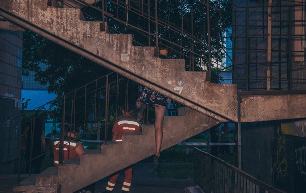 В Киеве женщина повесилась на лестнице с игрушкой в руках