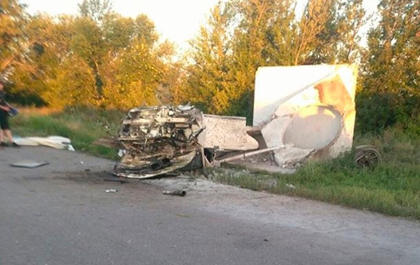 На Полтавщині Mercedes врізався в зупинку: є жертви