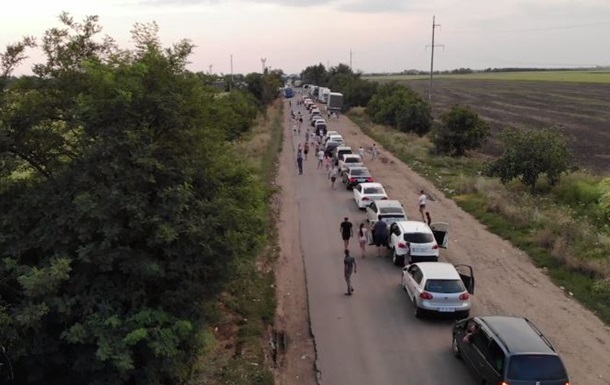 Молдаване ежедневно стоят часами в очереди на границе с Украиной