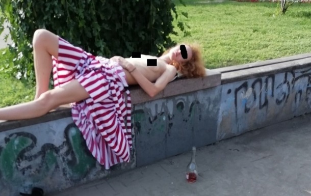 Жители Запорожья обнаружили спящую полуголую девушку