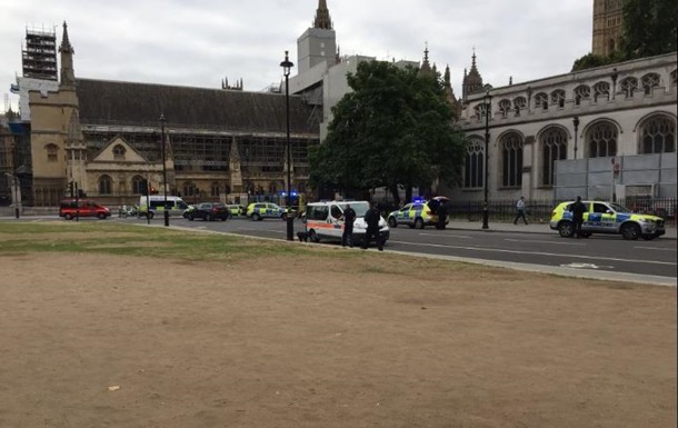 Автомобиль врезался в ограду парламента Британии