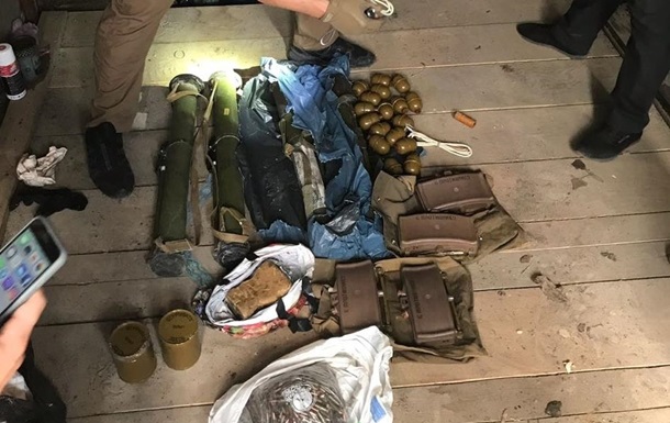 В гараже Киева нашли арсенал нелегального оружия