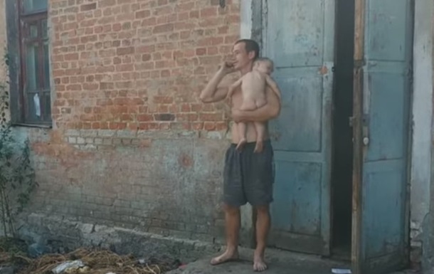 В Харькове двое детей жили в заброшенной бане