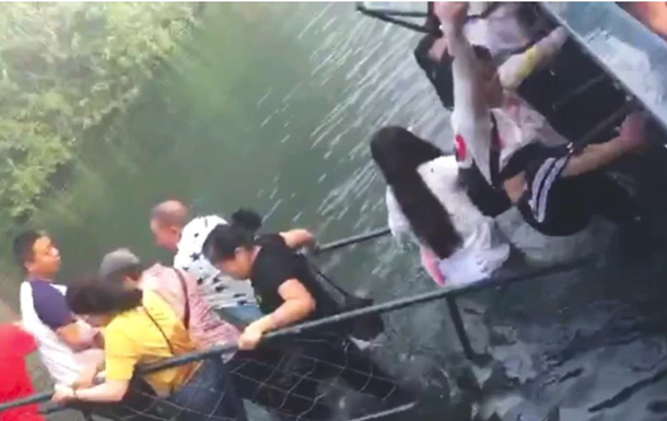 В КНР мост с туристами обвалился из-за селфи