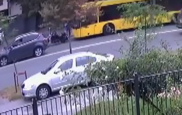 З явилося відео, як байкер почав стріляти у водія автобуса в Києві