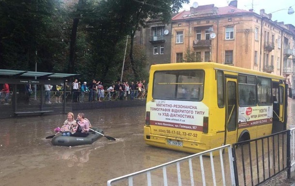 Львів накрила потужна злива з градом