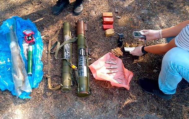 На Донбасі біля колишньої бази відпочинку знайшли схованку зі зброєю