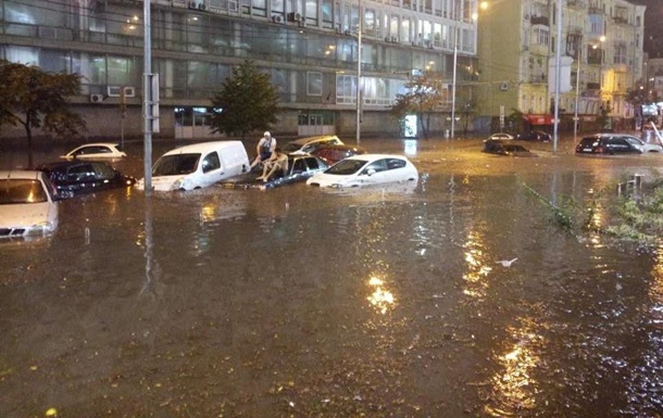 Центр Києва знову пішов під воду через зливи