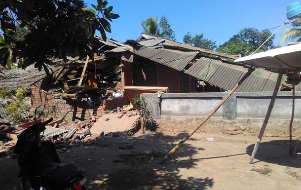 Жертвами новой серии землетрясений в Индонезии стали десять человек