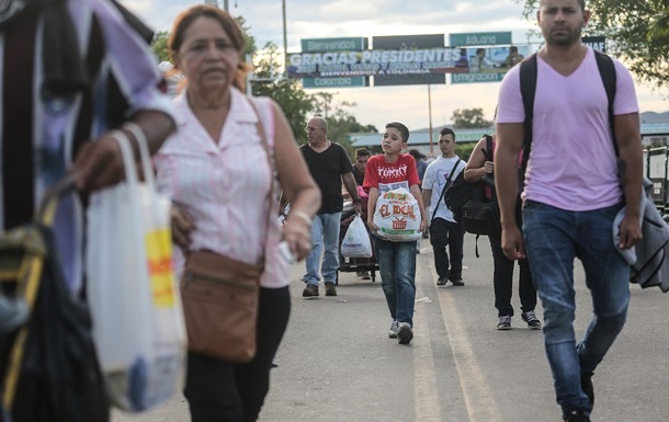 Економічна криза в Венесуелі: люди тисячами тікають з країни