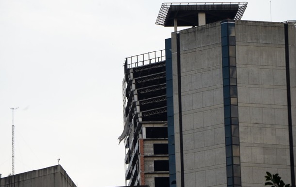 После землетрясения в Каракасе накренился небоскреб 