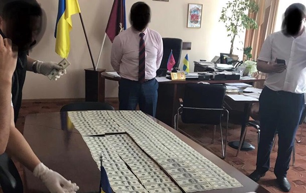 Голову району в Хмельницькій області спіймали на хабарі в $33 тисячі