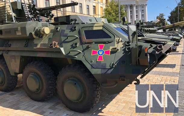 У центрі Києва триває виставка військової техніки