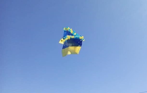 Над Донецким аэропортом появился украинский флаг
